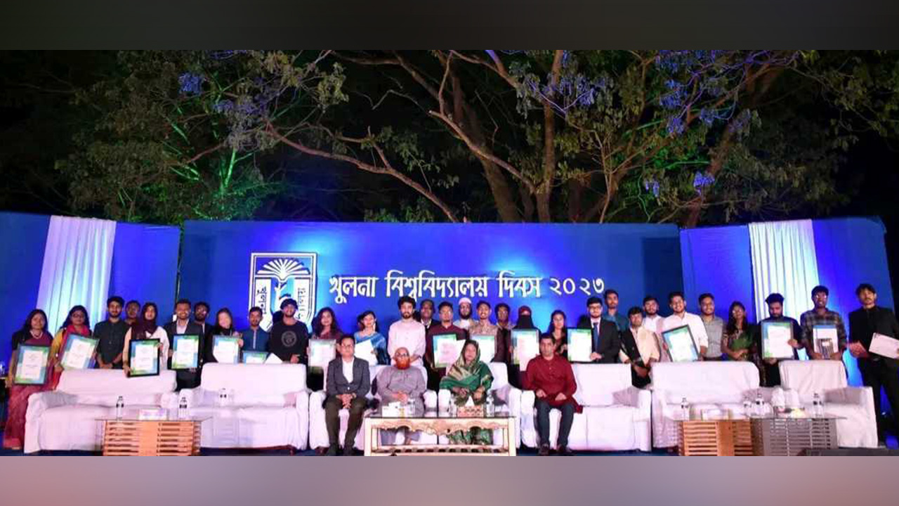 খুবিতে কৃতিত্ব অর্জনকারী শিক্ষার্থী ও সংগঠনসমূহকে সম্মাননা প্রদান। ছবি : কালবেলা