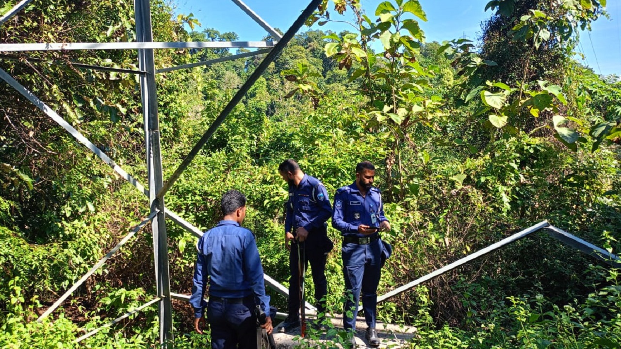 জাতীয় গ্রিডের বৈদ্যুতিক টাওয়ারের যন্ত্রপাতি চুরি করে নিয়ে গেছে দুর্বৃত্তরা। ছবি : কালবেলা