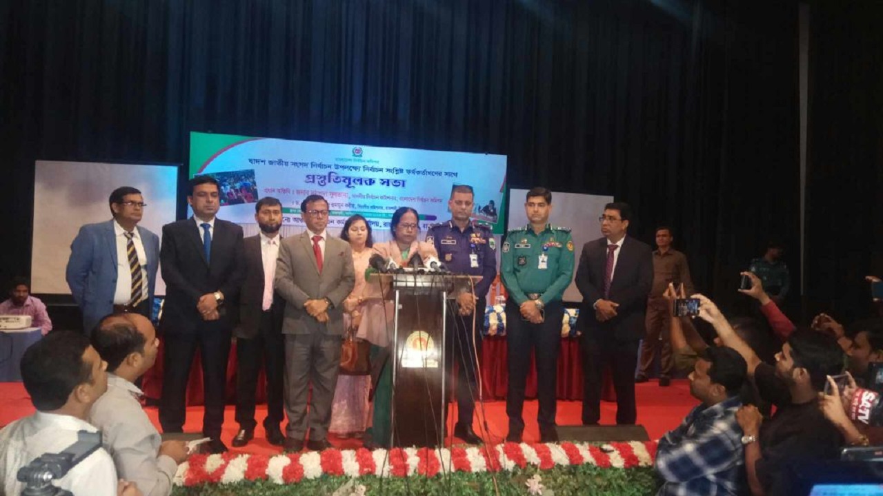 রাজশাহীতে সভা শেষে সাংবাদিকদের সঙ্গে কথা বলেন নির্বাচন কমিশনার রাশেদা সুলতানা। ছবি : কালবেলা