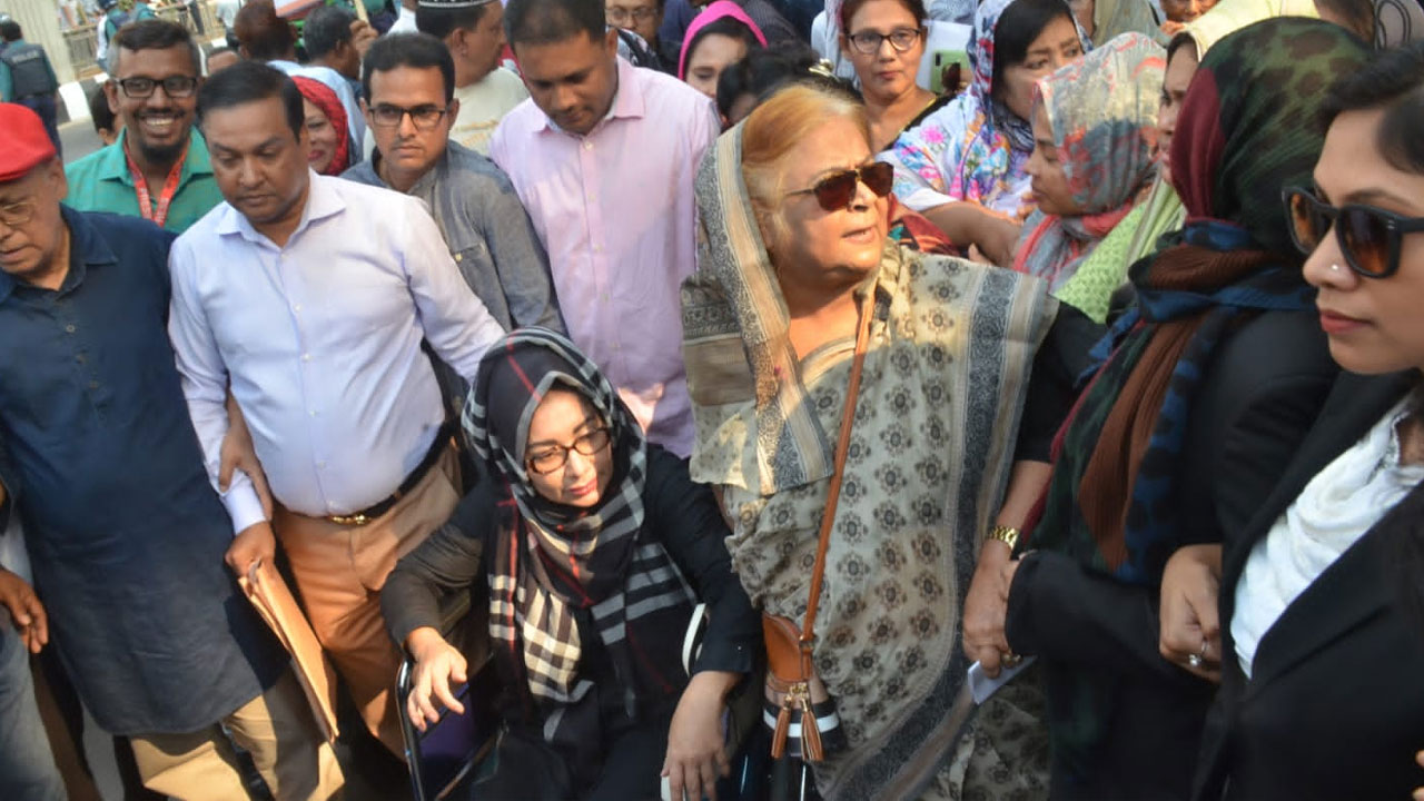 বিএনপির চারজনের একটি প্রতিনিধি দল আদালতে স্মারকলিপি নিয়ে যায়। ছবি : সংগৃহীত