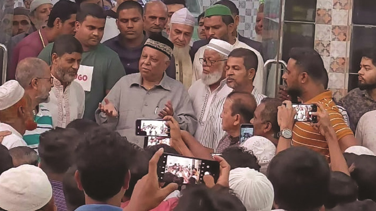 চসিকের সাবেক মেয়র মোহাম্মদ মনজুর আলমকে ঘিরে সমর্থকরা। ছবি : কালবেলা