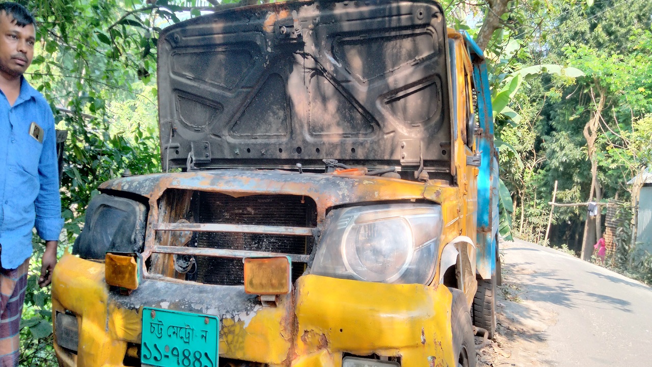 আগুনে পুড়ে যাওয়া পিকআপ। ছবি : কালবেলা