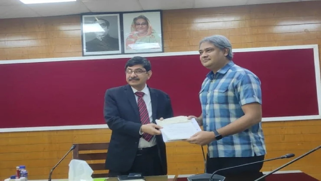 মো. সাবিরুল ইসলামের কাছে প্রার্থিতার ফরম হস্তান্তর করেন আলী আরাফাত। ছবি : সংগৃহীত