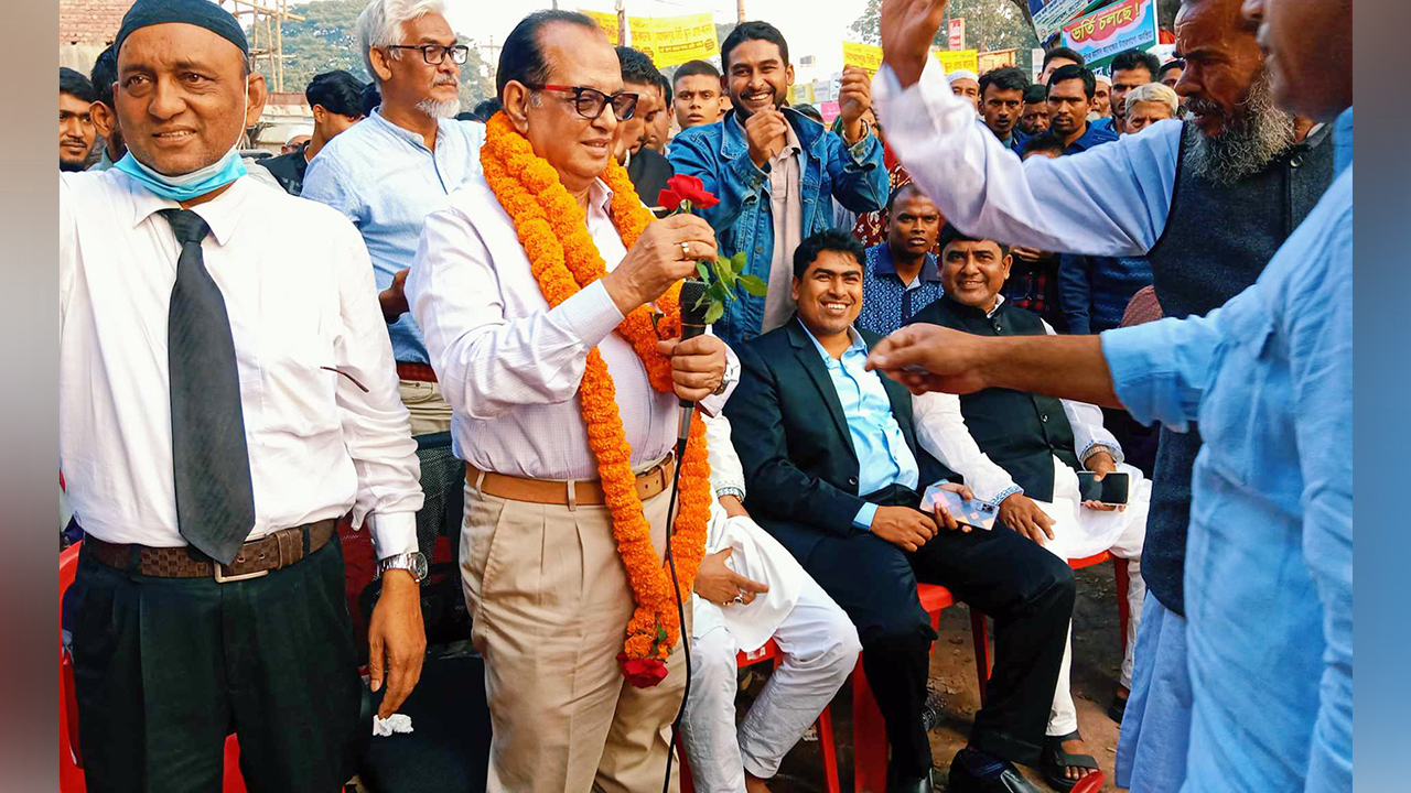নিজ নির্বাচনী এলাকায় ফিরে ফুলেল ভালোবাসায় সিক্ত হলেন মাগুরা-২ আসন থেকে ৪ বার নির্বাচিত সংসদ সদস্য ড. বীরেন শিকদার। ছবি : কালবেলা