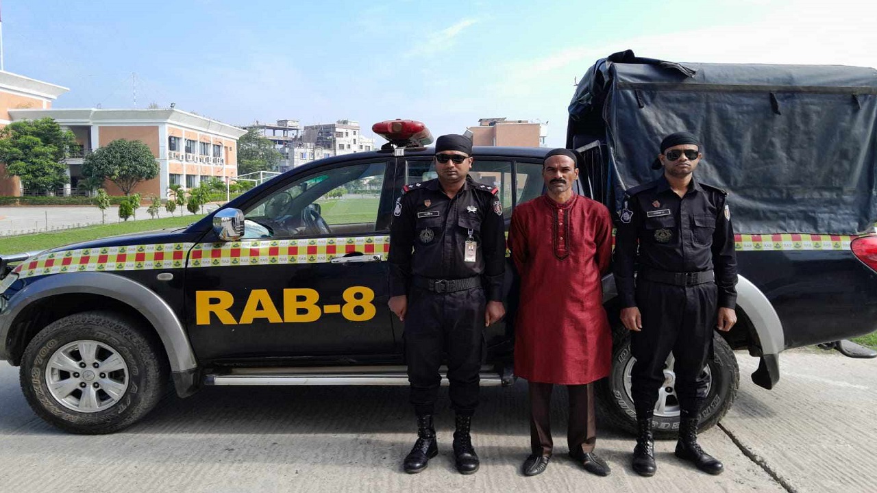 কৃষকদলের সভাপতি জাহাঙ্গীর বিশ্বাসকে গ্রেপ্তার করে র‌্যাব-৮। ছবি : কালবেলা