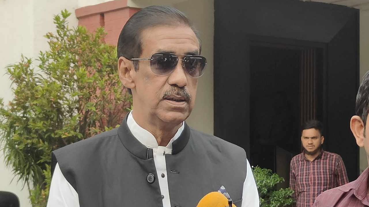 ডিবি কার্যালয়ে সংসদ সদস্য এ কে এম শামীম ওসমান। ছবি : কালবেলা