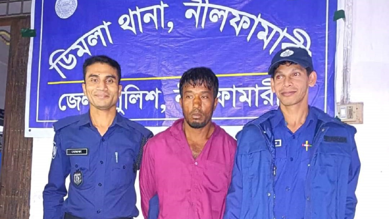 বাবাকে কুপিয়ে হত্যার ঘটনায় গ্রেপ্তার নুর ইসলাম। ছবি : কালবেলা