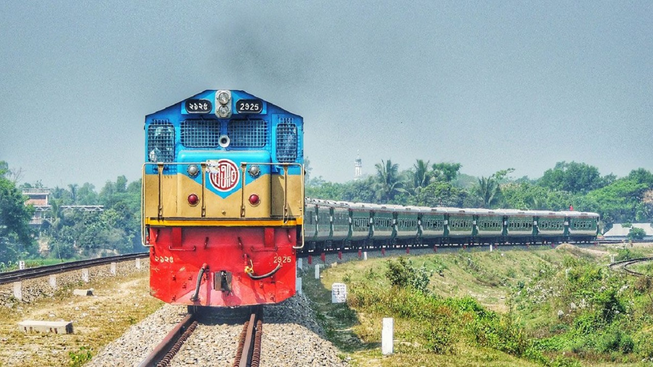 লালমনি এক্সপ্রেসের চলন্ত ট্রেন। পুরোনো ছবি