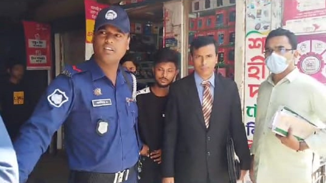 জেলা প্রশাসনের নির্বাহী ম্যাজিস্ট্রেট মুক্তা গোস্বামীর নেতৃত্বে অভিযান। ছবি : কালবেলা