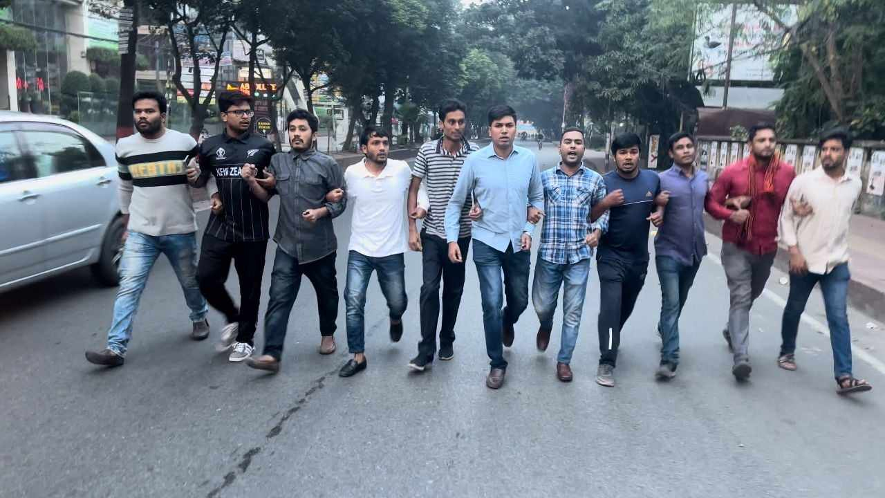 বুধবার (২৮ নভেম্বর) সকালে সাইন্সল্যাব এলাকায় বিক্ষোভ মিছিল করে জাতীয়তাবাদী ছাত্রদল। ছবি কালবেলা