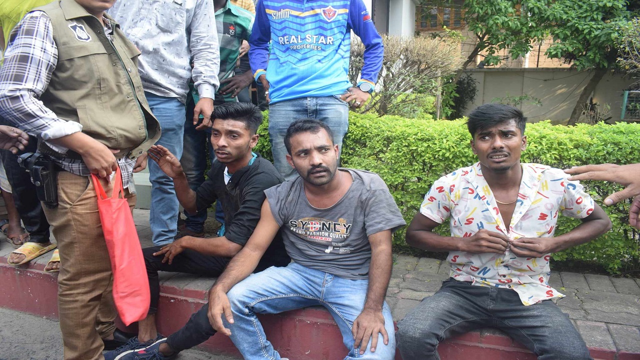 রাজশাহীতে ককটেল বিস্ফোরণ ঘটিয়ে পালানোর সময় পুলিশের হাতে আটকরা। ছবি : কালবেলা