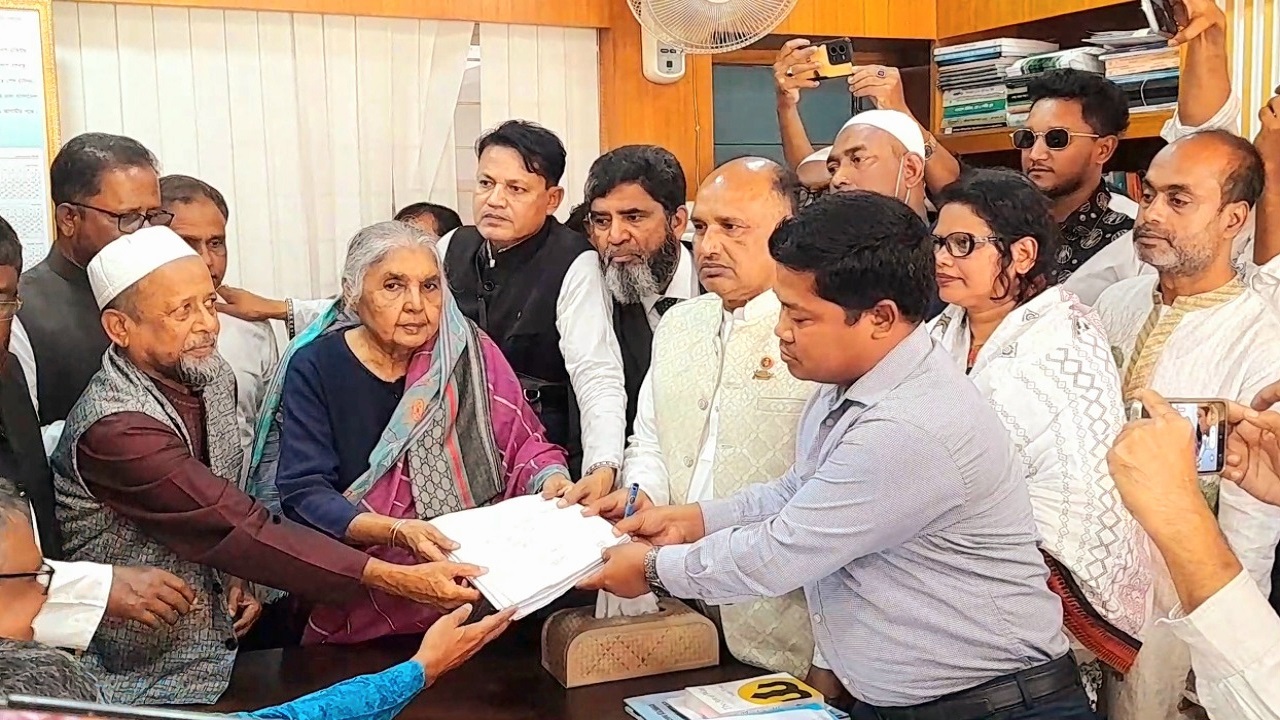 মনোনয়নপত্র জমা দিচ্ছেন সংসদ সদস্য বেগম মতিয়া চৌধুরী। ছবি : কালবেলা