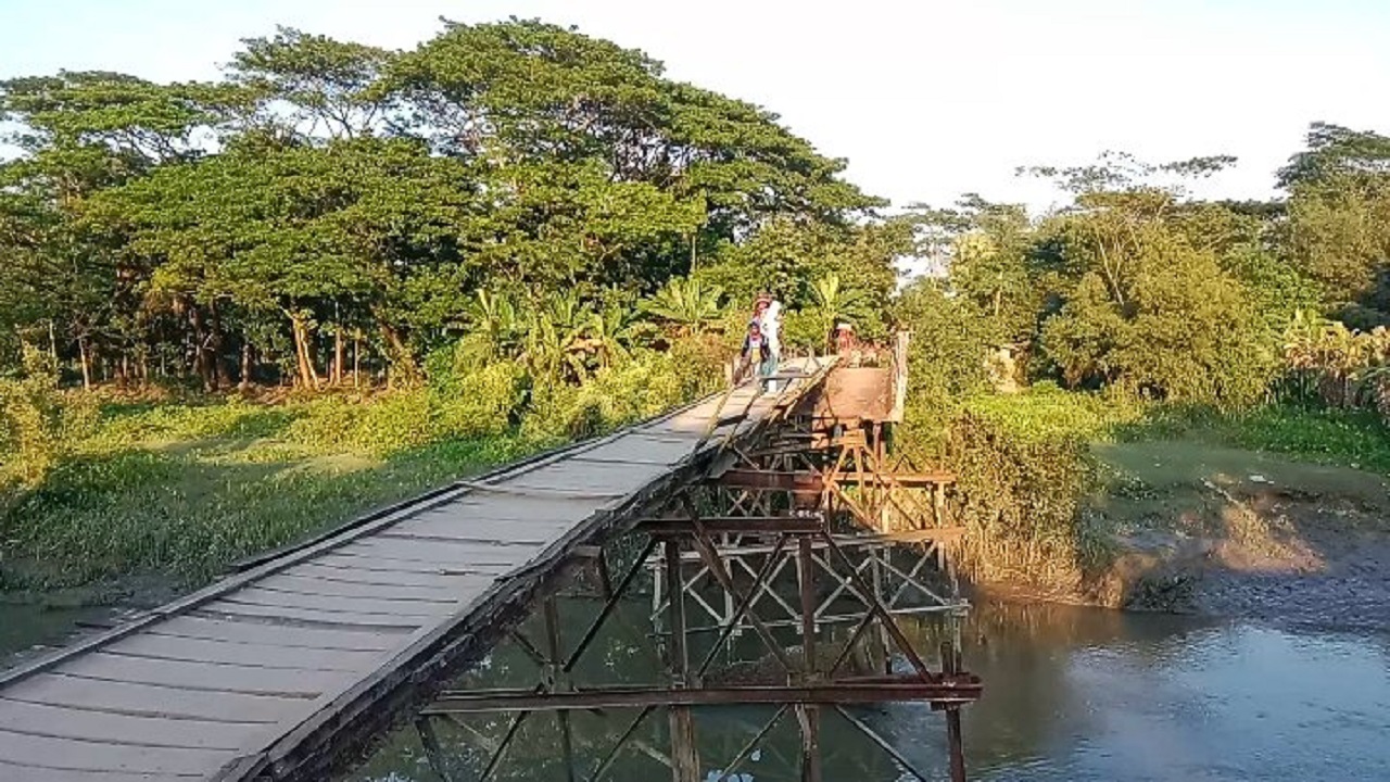 আমতলীতে সেতুর ভাঙা অংশে কাঠের পাটাতন দিয়ে চলাচল স্বাভাবিক রাখা হয়েছে। ছবি : কালবেলা