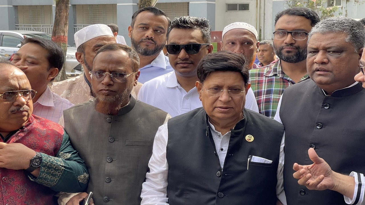 মনোনয়নপত্র জমা দিয়ে সাংবাদিকদের সঙ্গে কথা বলছেন পররাষ্ট্রমন্ত্রী ড. এ কে আব্দুল মোমেন। ছবি : কালবেলা