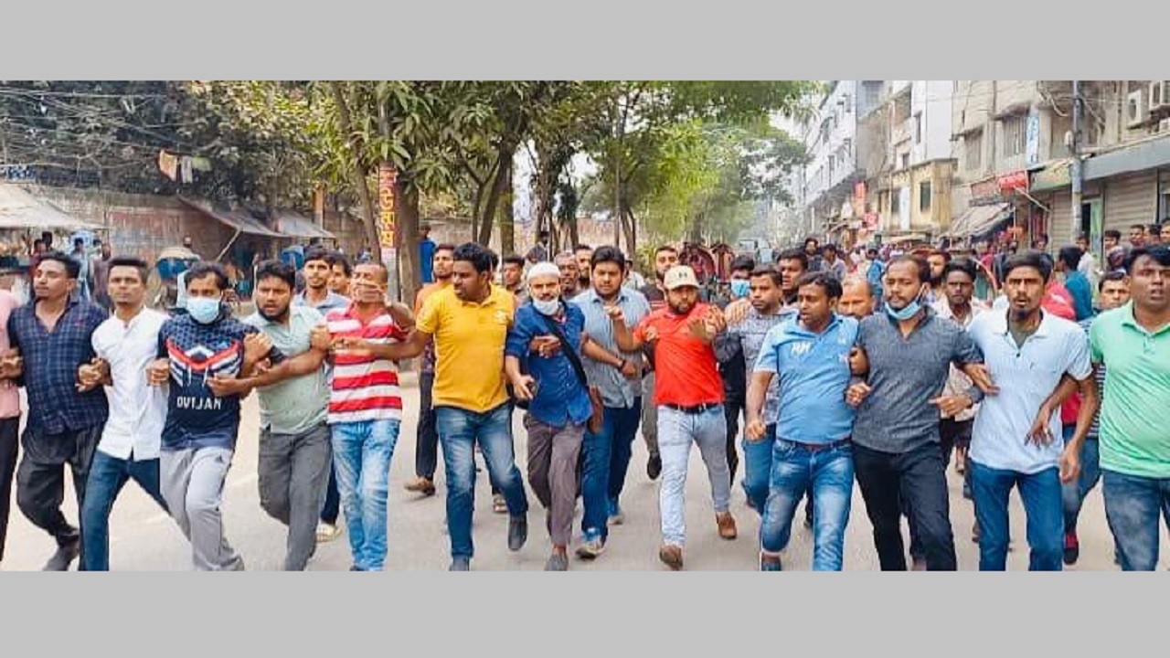 বুধবার কমলাপুরে বিক্ষোভ মিছিল করেছে ঢাকা দক্ষিণ স্বেচ্ছাসেবক দলের নেতাকর্মীরা। ছবি : কালবেলা