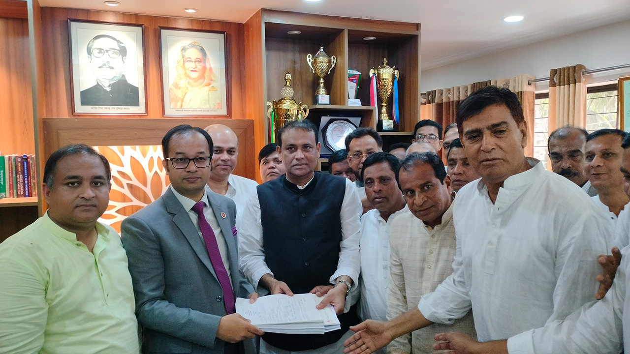 আনোয়ারায় রিটার্নিং অফিসারের কার্যালয়ে মনোনয়নপত্র জমা দিচ্ছেন ভূমিমন্ত্রী। ছবি : কালবেলা