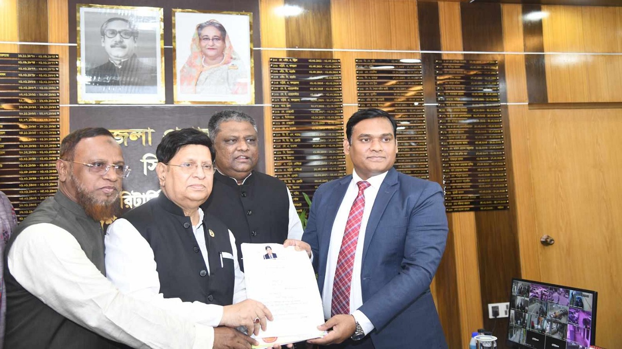 বুধবার দুপুর ১২টায় সিলেট জেলা প্রশাসন কার্যালয়ে রিটানিং অফিসারের কাছে মনোনয়নপত্র জমা দেন পররাষ্ট্রমন্ত্রী ড. এ কে আব্দুল মোমেন। ছবি : কালবেলা