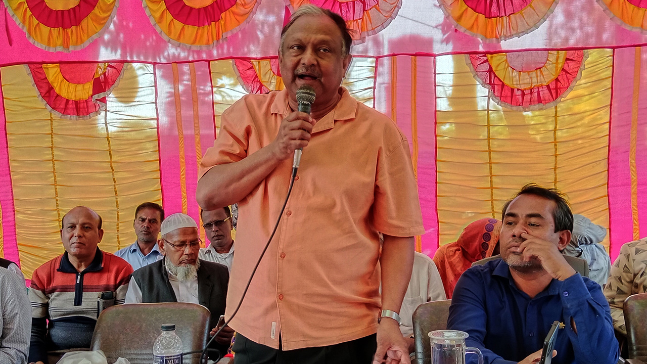 পীরাগাছা উপজেলা আওয়ামী লীগের বর্ধিত সভায় বক্তব্য রাখছেন বাণিজ্যমন্ত্রী টিপু মুনশি। ছবি : কালবেলা