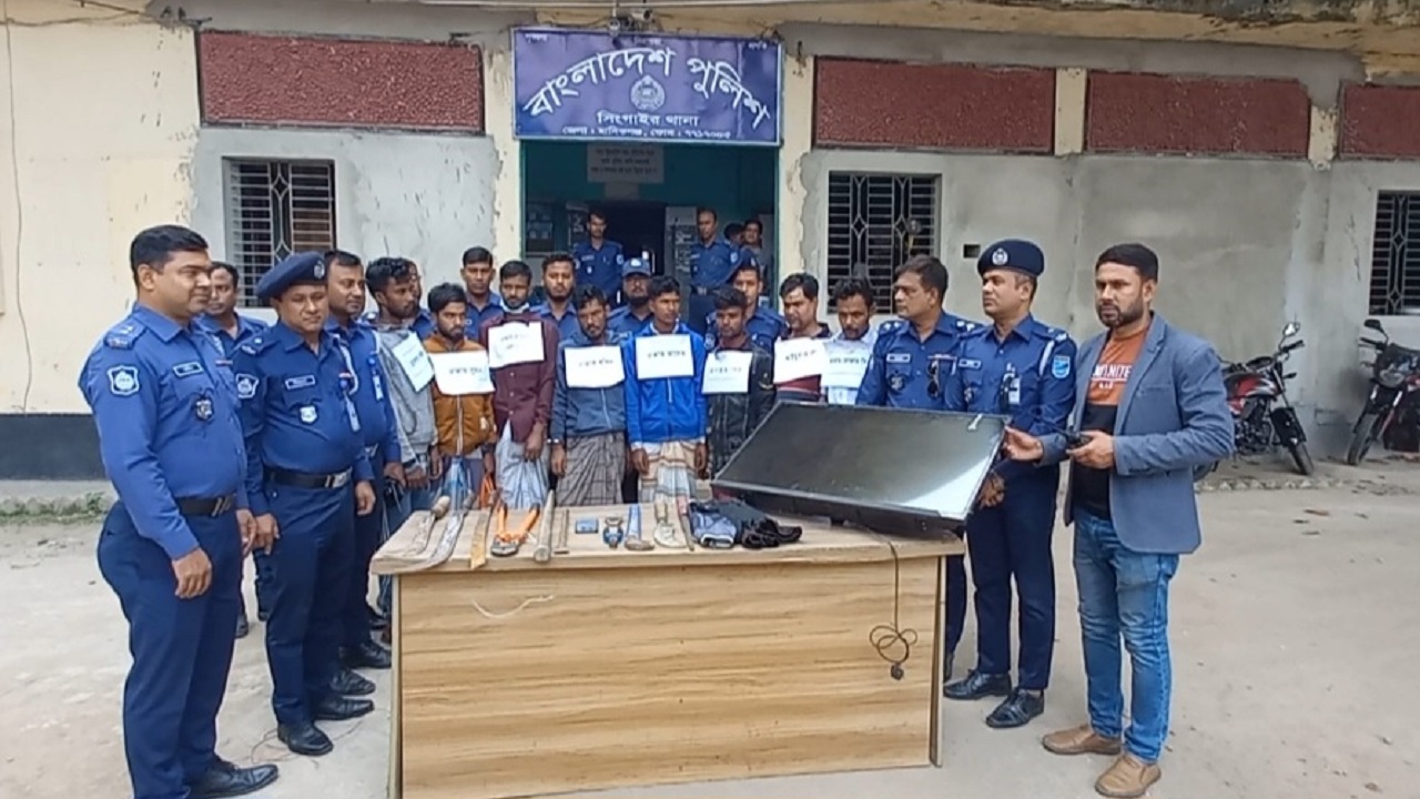 আন্তঃজেলা ডাকাত দলের আট সদস্যসহ গ্রেপ্তার দুই সহযোগী। ছবি : কালবেলা