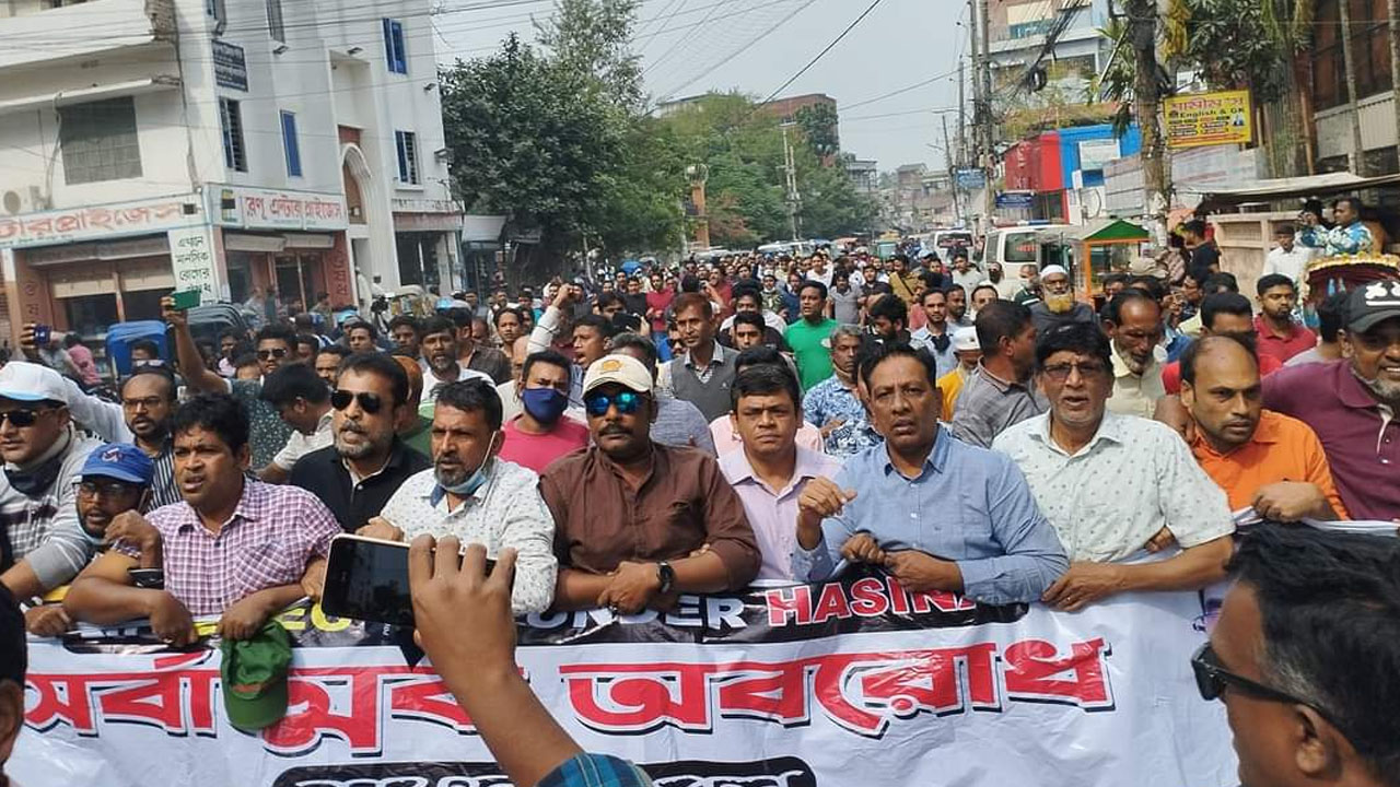 অবরোধ সমর্থনে খুলনায় বিএনপির মিছিল। ছবি : কালবেলা