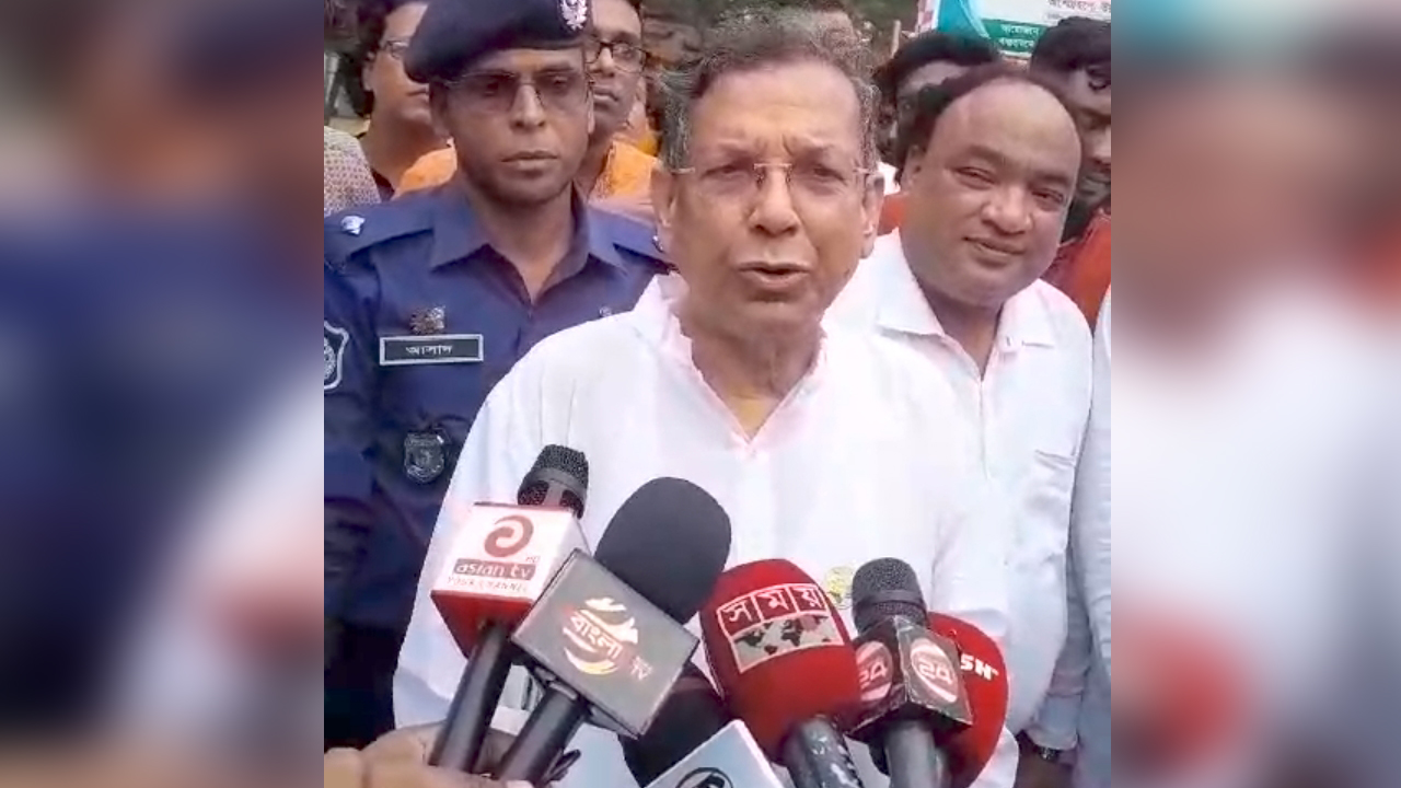 কসবায় সাংবাদিকদের সঙ্গে আলাপকালে আইনমন্ত্রী আনিসুল হক। ছবি : কালবেলা
