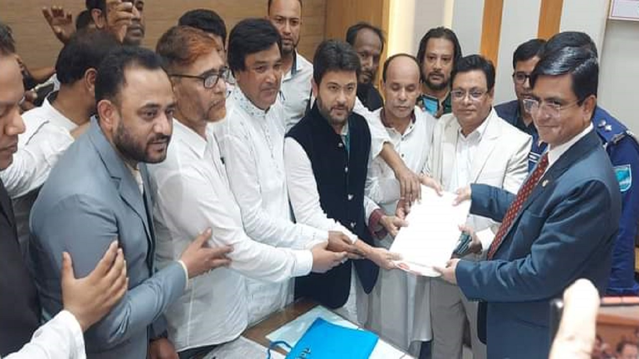 মনোনয়নপত্র জমা দিচ্ছেন মজিবুর রহমান চৌধুরী নিক্সন। ছবি : কালবেলা