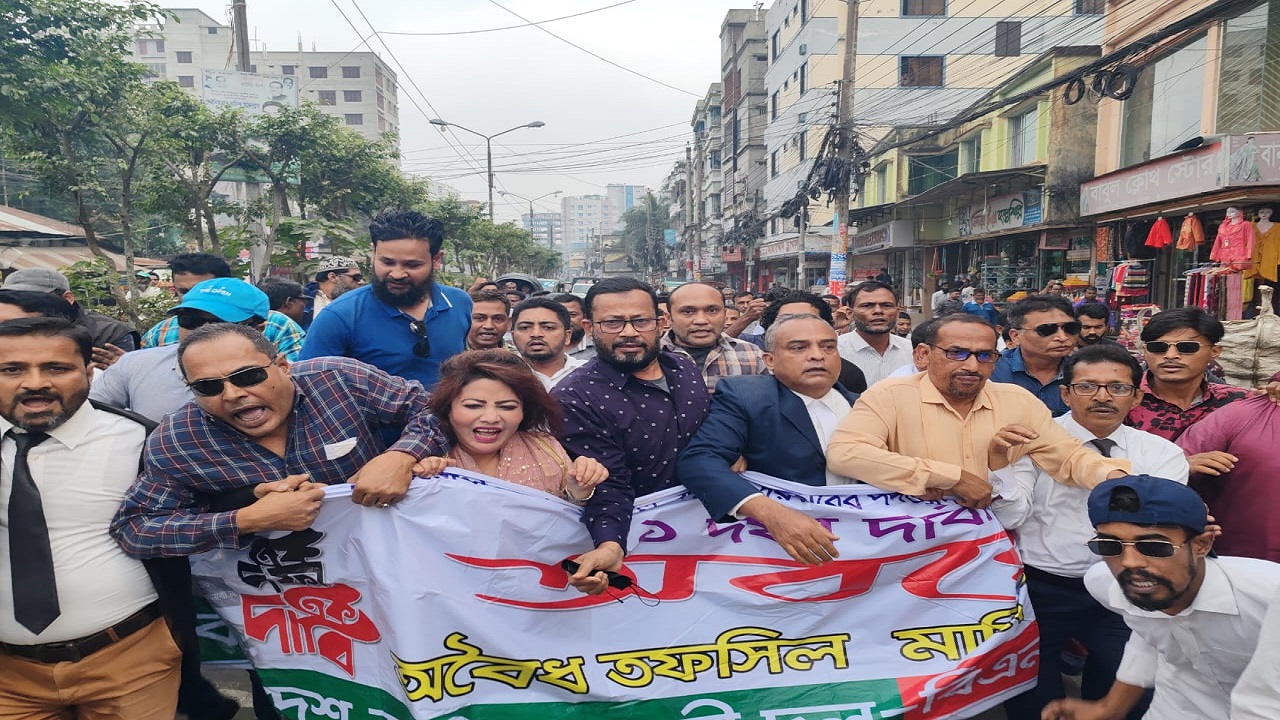 বরিশাল নগরীর বটতলা এলাকায় অবরোধের সমর্থনে মিছিল। ছবি : কালবেলা