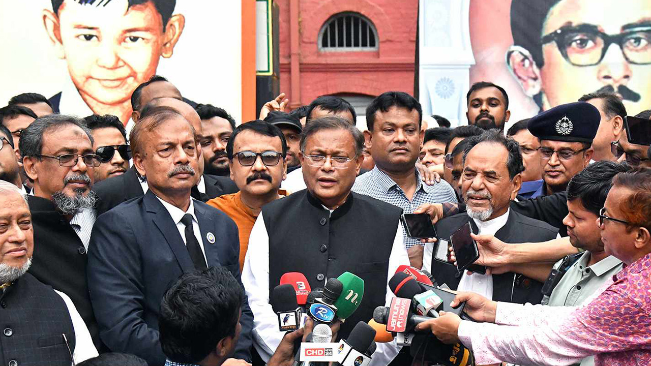 সাংবাদিকদের প্রশ্নের জবাবে কথা বলছেন তথ্য ও সম্প্রচারমন্ত্রী ড. হাছান মাহমুদ। ছবি : কালবেলা