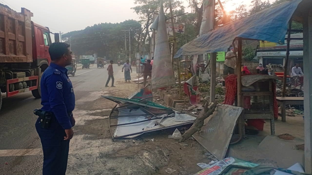 পোস্টার-বিলবোর্ডসহ অন্যান্য প্রচার সামগ্রী অপসারণ করা হয়। ছবি : কালবেলা