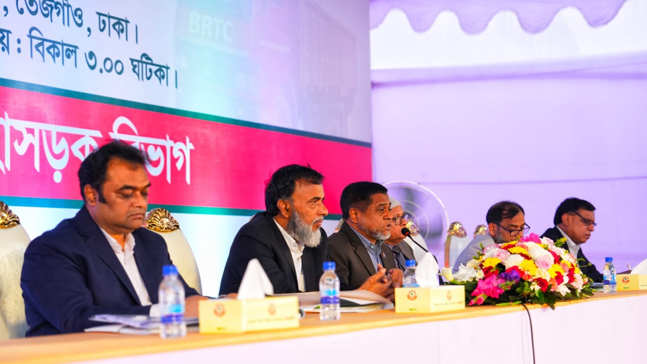 বুধবার বিআরটিসি কর্তৃক আয়োজিত রাজধানীর তেজগাঁওয়ে গণশুনানিতে অংশ নিয়ে কথা বলেন সড়ক সচিব এ বি এম আমিন উল্লাহ নুরী। ছবি : কালবেলা