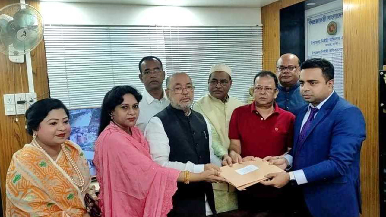 ঢাকা-১৯ আসনে মনোনয়নপত্র জমা দিলেন ত্রাণ প্রতিমন্ত্রী। ছবি : কালবেলা