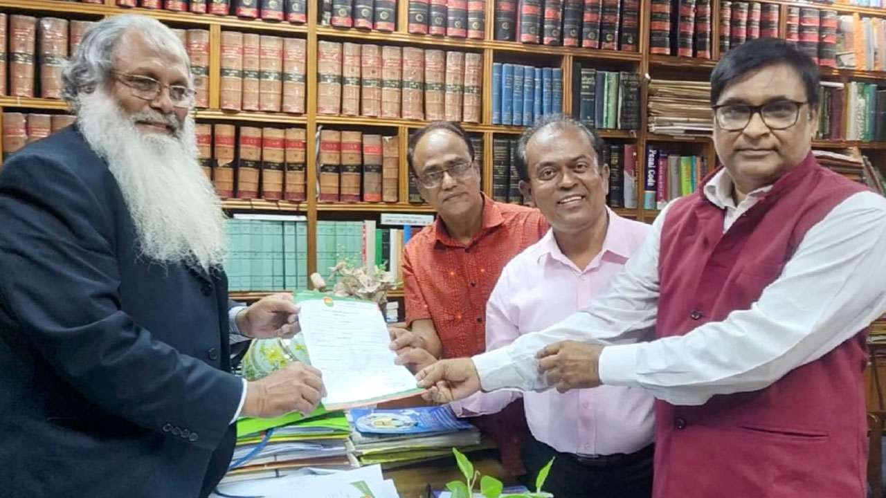 বিএনএম এর মহাসচিব ও মুখপাত্র ড. মো. শাহ্জাহান এর হাত থেকে ঢাকা-৬ আসনের জন্য দলীয় মনোনয়ন গ্রহণ করছেন বিশিষ্ট চক্ষু বিশেষজ্ঞ অধ্যাপক ডা. আব্দুল মান্নান। ছবি : কালবেলা