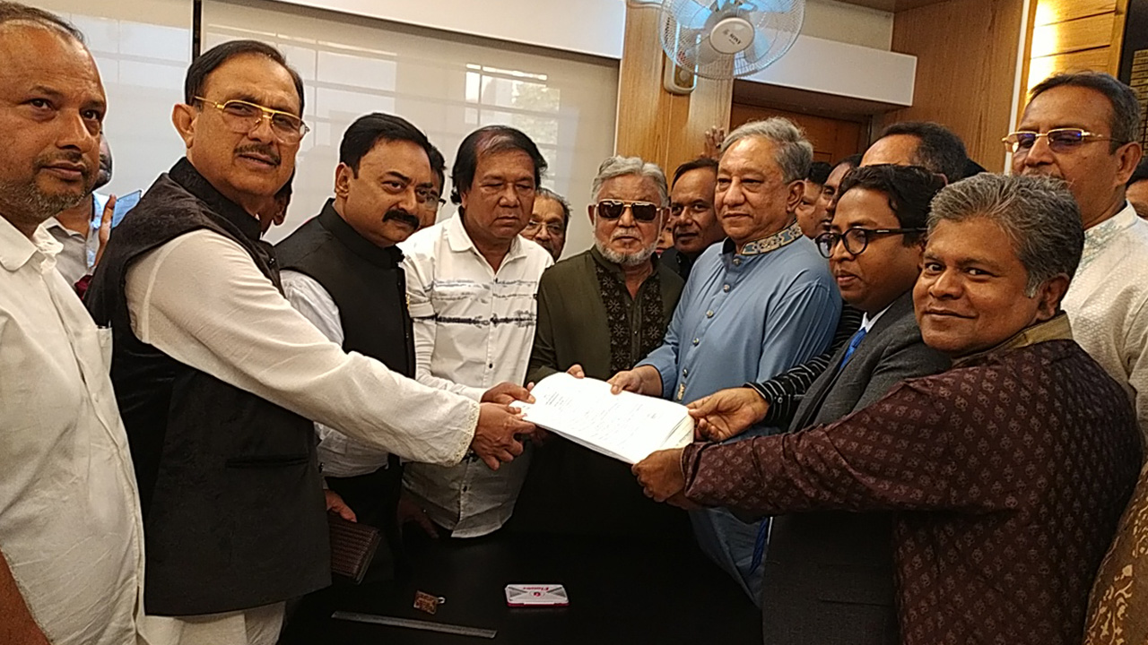 কিশোরগঞ্জ-৬ আসনে মনোনয়নপত্র জমা দিলেন নাজমুল হাসান পাপন। ছবি : কালবেলা