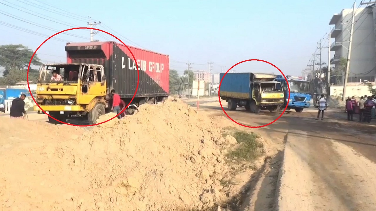 গাজীপুরে আগুনে পুড়ে যাওয়া দুই কাভার্ডভ্যান (লাল বৃত্ত চিহ্নিত)। ছবি : কালবেলা
