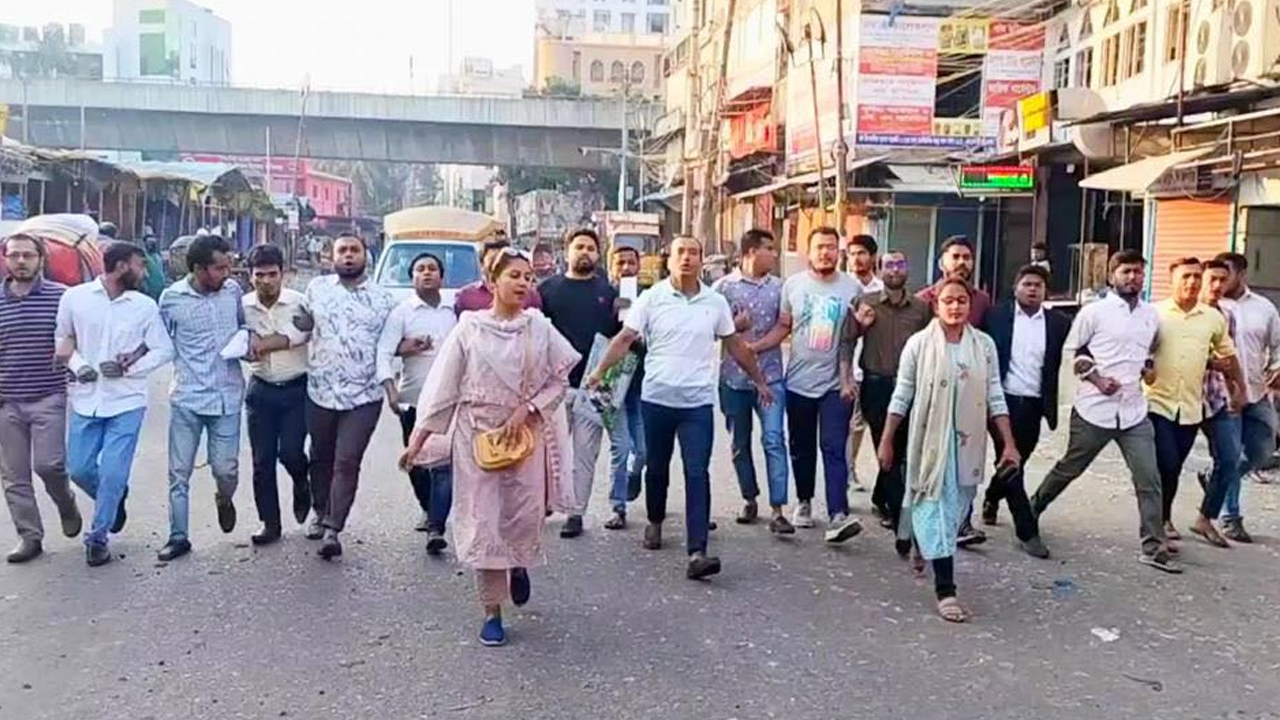 বঙ্গবাজারে ছাত্রদল নেতা রাকিবের নেতৃত্বে মিছিল। ছবি : কালবেলা