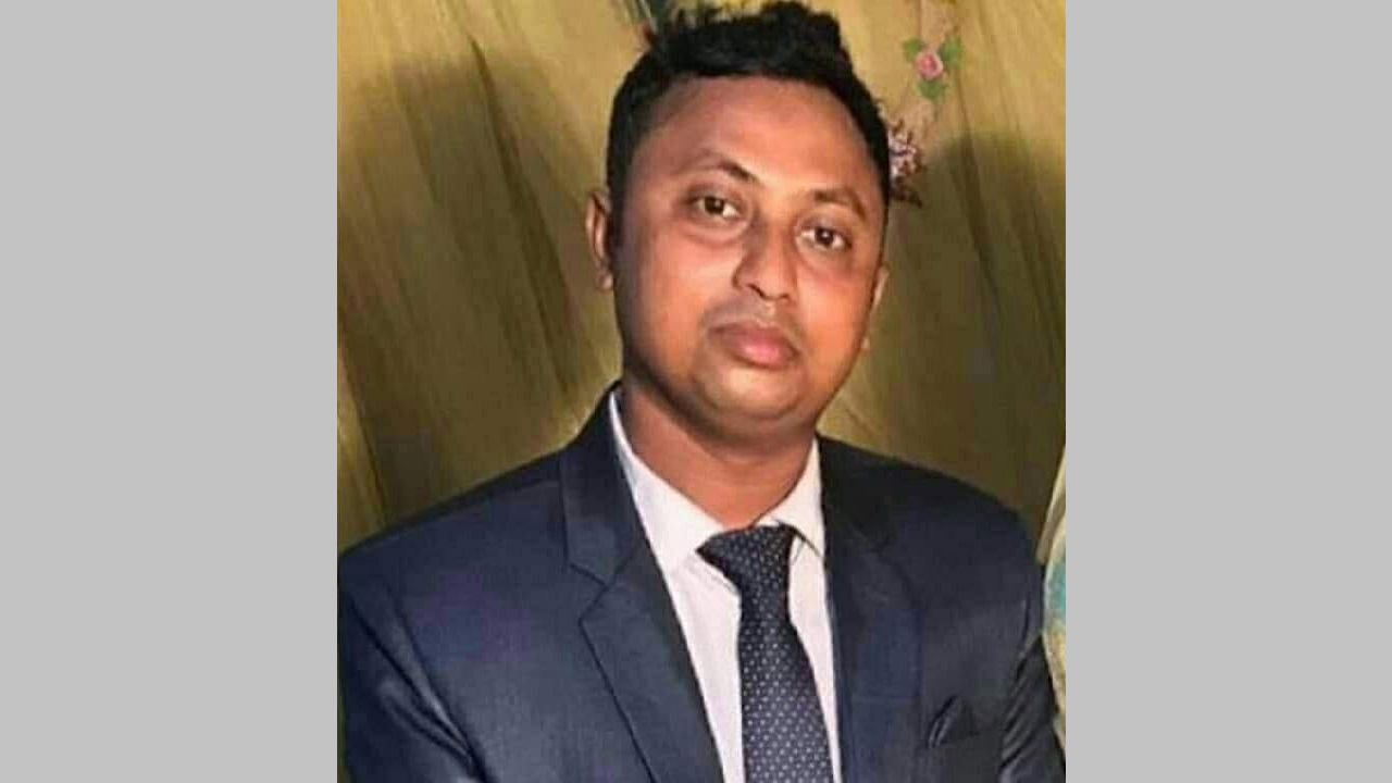 আদমপুর বাজারের কাপড়ের ব্যবসায়ী রুয়েল বখত। ছবি : সংগৃহীত