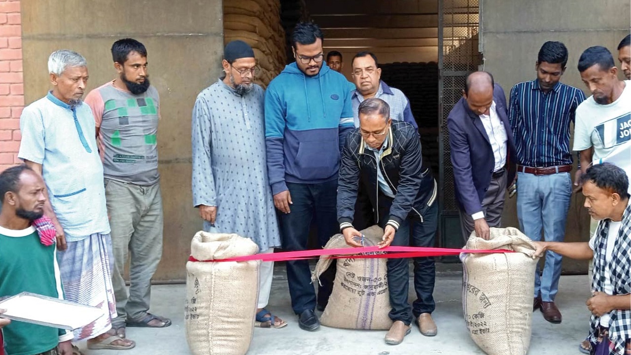 আমন ধান ও চাল সংগ্রহের উদ্বোধন করেন আক্কেলপুর উপজেলা খাদ্য নিয়ন্ত্রক কর্মকর্তা মো. শাহান শাহ হোসেন। ছবি : কালবেলা
