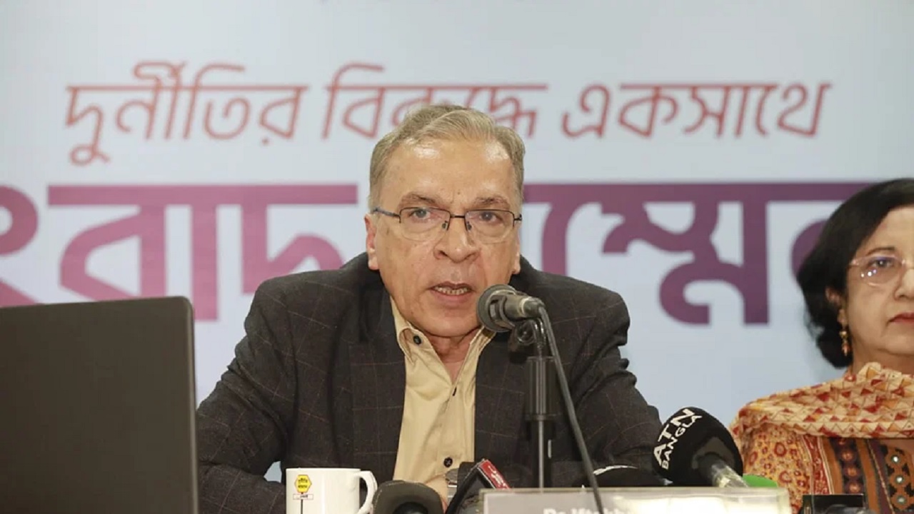 বৃহস্পতিবার টিআইবির কার্যালয়ে আয়োজিত সংবাদ সম্মেলনে কথা বলেন টিআইবির নির্বাহী পরিচালক ইফতেখারুজ্জামান। ছবি : সংগৃহীত
