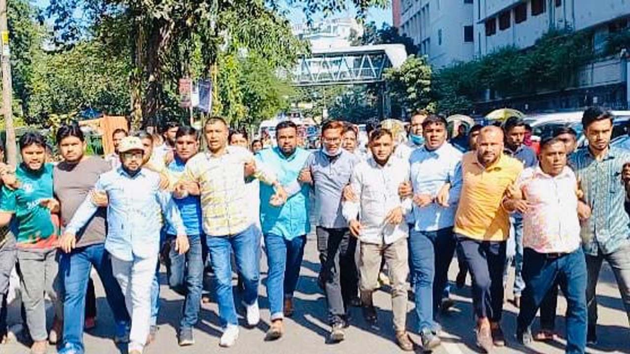অবরোধ সফলে বিক্ষোভ মিছিল করেছে জাতীয়তাবাদী স্বেচ্ছাসেবক দল ঢাকা মহানগর দক্ষিণের নেতাকর্মীরা। ছবি : কালবেলা