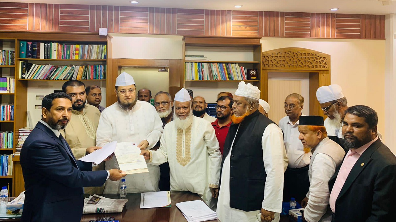 রিটার্নিং কর্মকর্তার হাতে মনোনয়নপত্র ফরম জমা দিয়েছেন বিএসপির চেয়ারম্যান ডক্টর শাহজাদা সৈয়দ সাইফুদ্দীন আহমদ আল হাসানী মাইজভান্ডারী। ছবি : সংগৃহীত