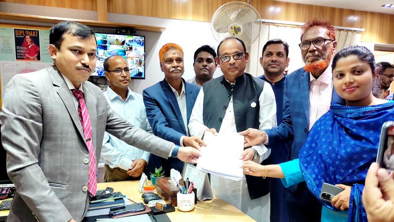 মনোনয়নপত্র জমা দিচ্ছেন রেলমন্ত্রী মো. নূরুল ইসলাম সুজন। ছবি : কালবেলা