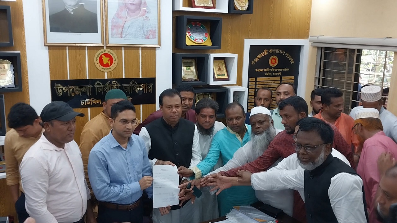 মনোনয়নপত্র জমা দিচ্ছেন প্রধানমন্ত্রীর ব্যক্তিগত সহকারী জাহাঙ্গীর আলম। ছবি : কালবেলা