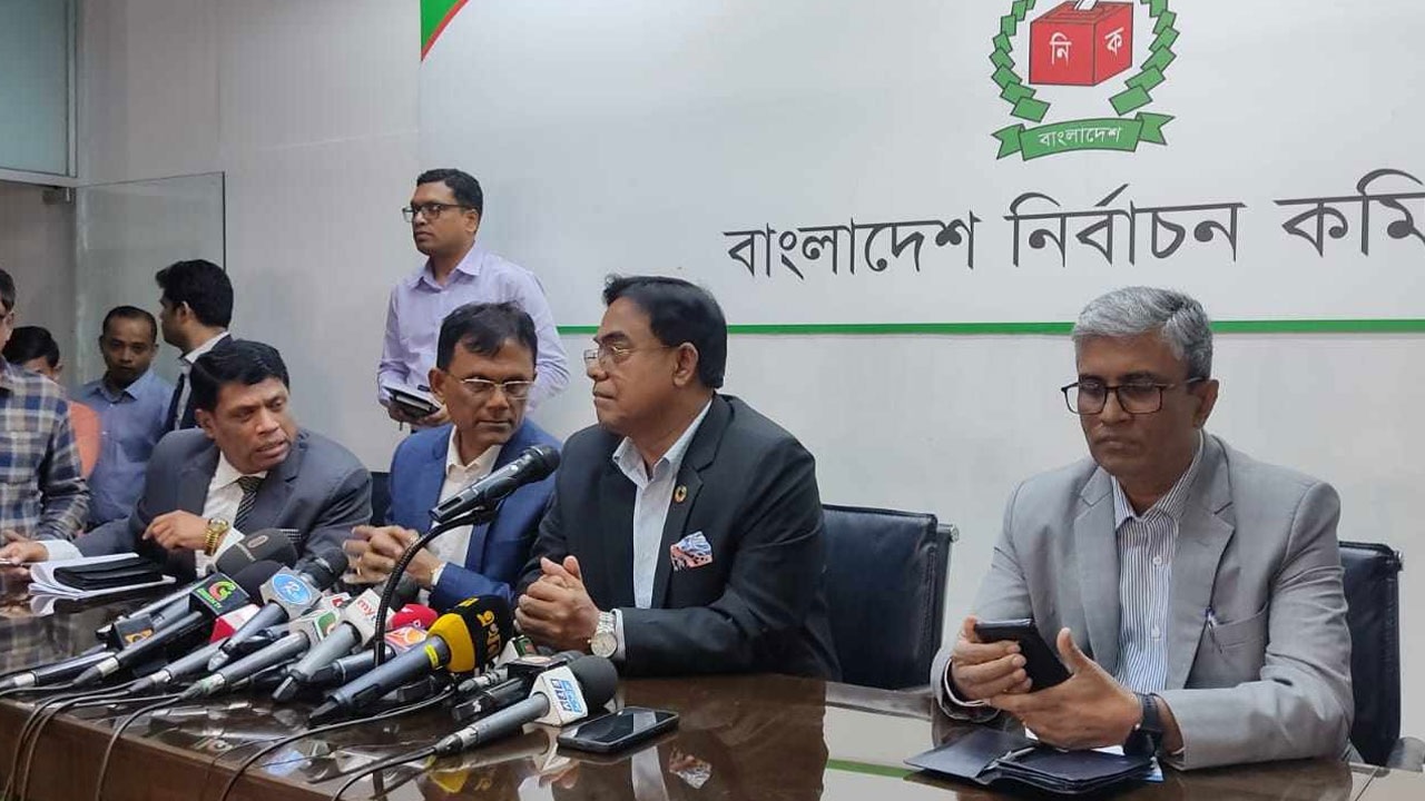 বৃহস্পতিবার নির্বাচন ভবনের মিডিয়া সেন্টারে আয়োজিত এক সংবাদ সম্মেলনে কথা বলেন ইসি সচিব। ছবি : সংগৃহীত
