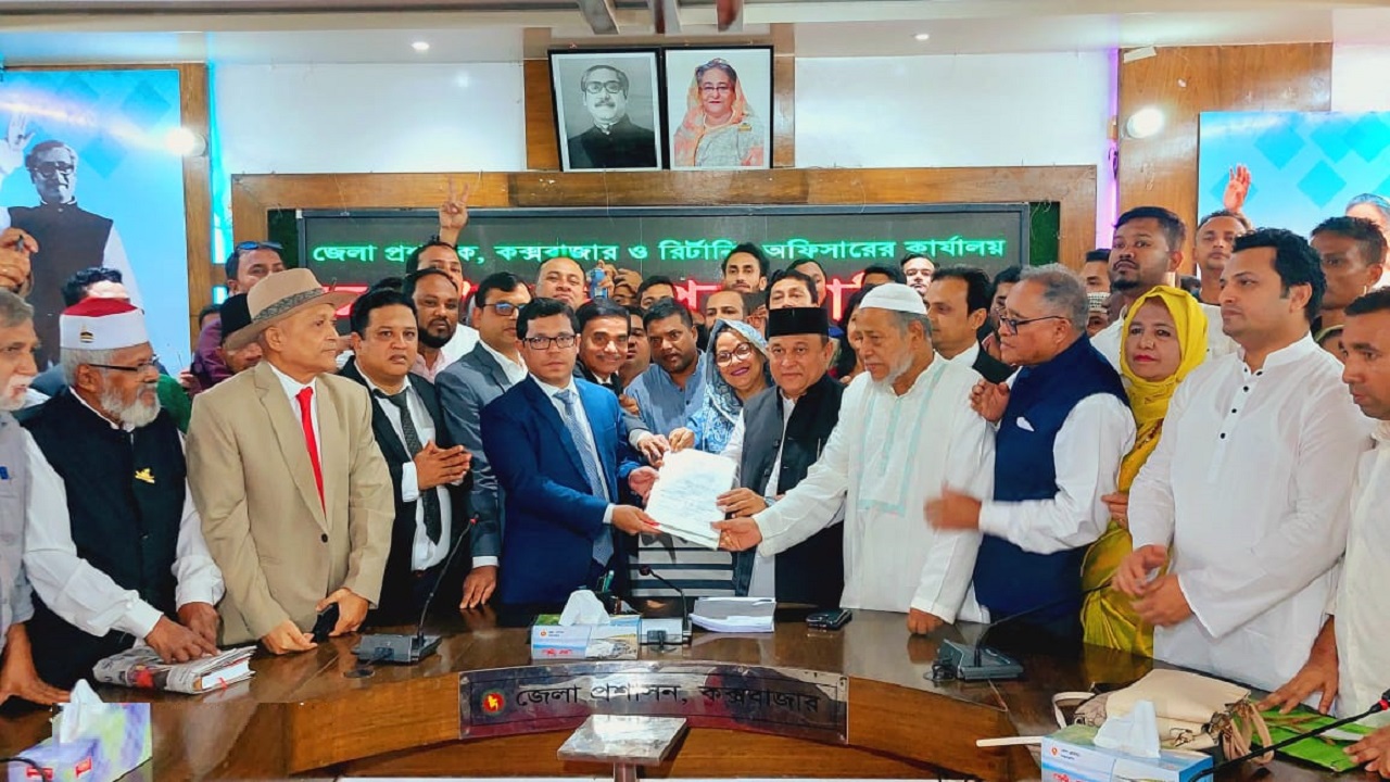 মনোনয়নপত্র জমা দিচ্ছেন সাইমুম সরওয়ার কমল। ছবি : কালবেলা