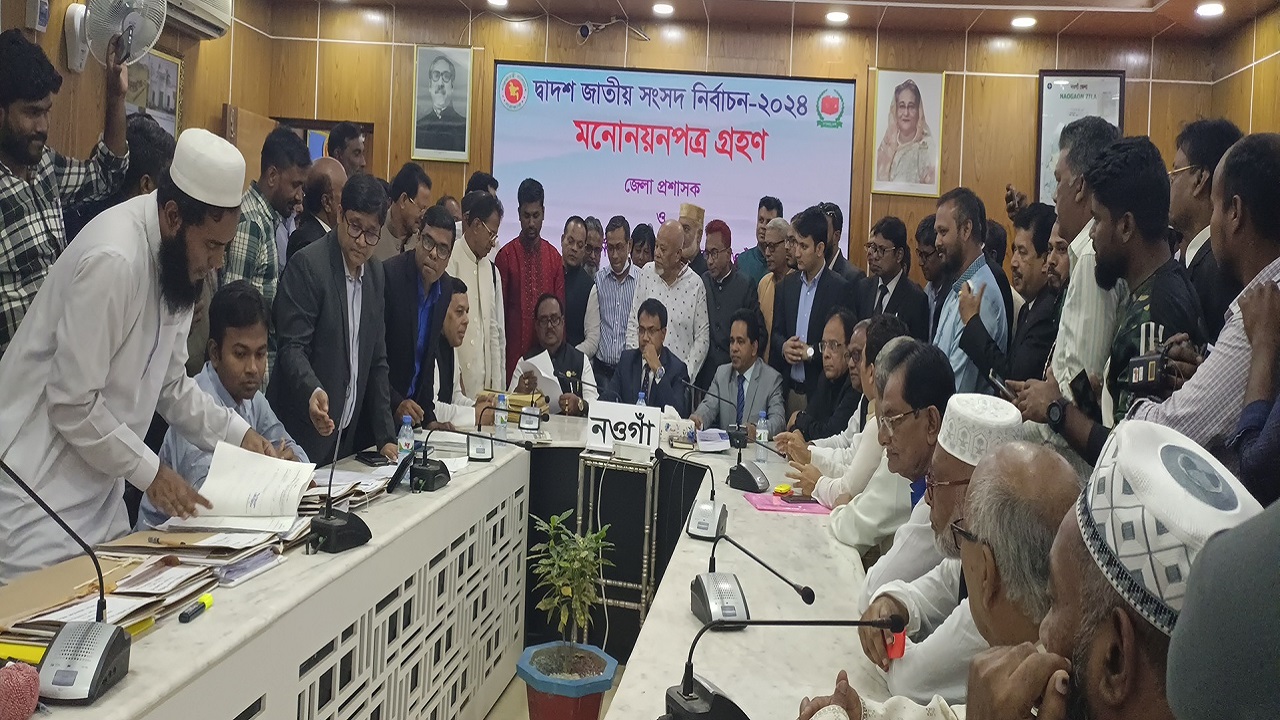মনোনয়নপত্র জমা দিচ্ছেন খাদ্যমন্ত্রী সাধন চন্দ্র মজুমদার। ছবি : কালবেলা