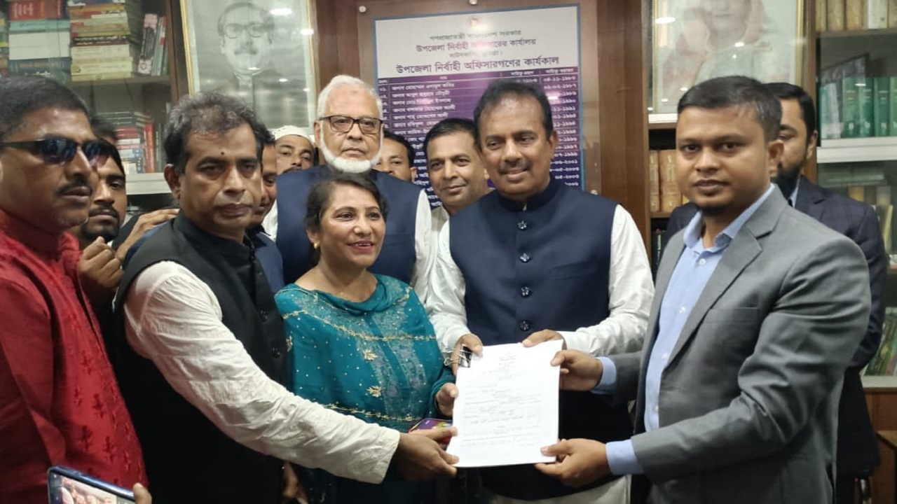 মনোনয়নপত্র জমা দিচ্ছেন ইঞ্জিনিয়ার আব্দুস সবুর। ছবি : কালবেলা