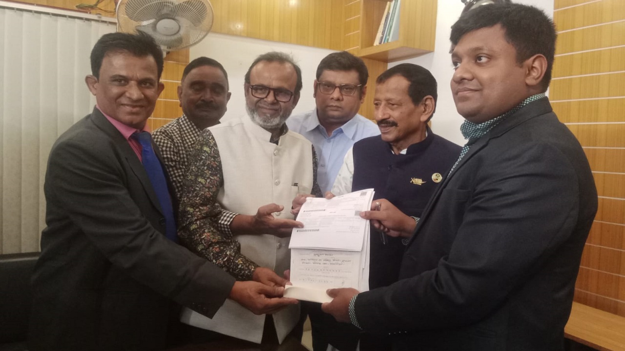 মনোনয়নপত্র জমা দিচ্ছেন সমাজকল্যাণমন্ত্রী নুরুজ্জামান আহমেদ। ছবি : কালবেলা