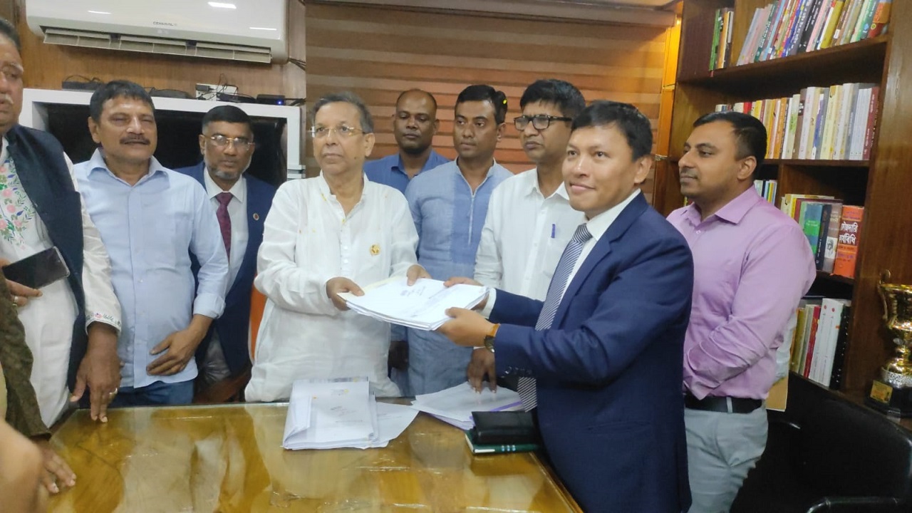 মনোনয়নপত্র জমা দিচ্ছেন আইনমন্ত্রী। ছবি : কালবেলা