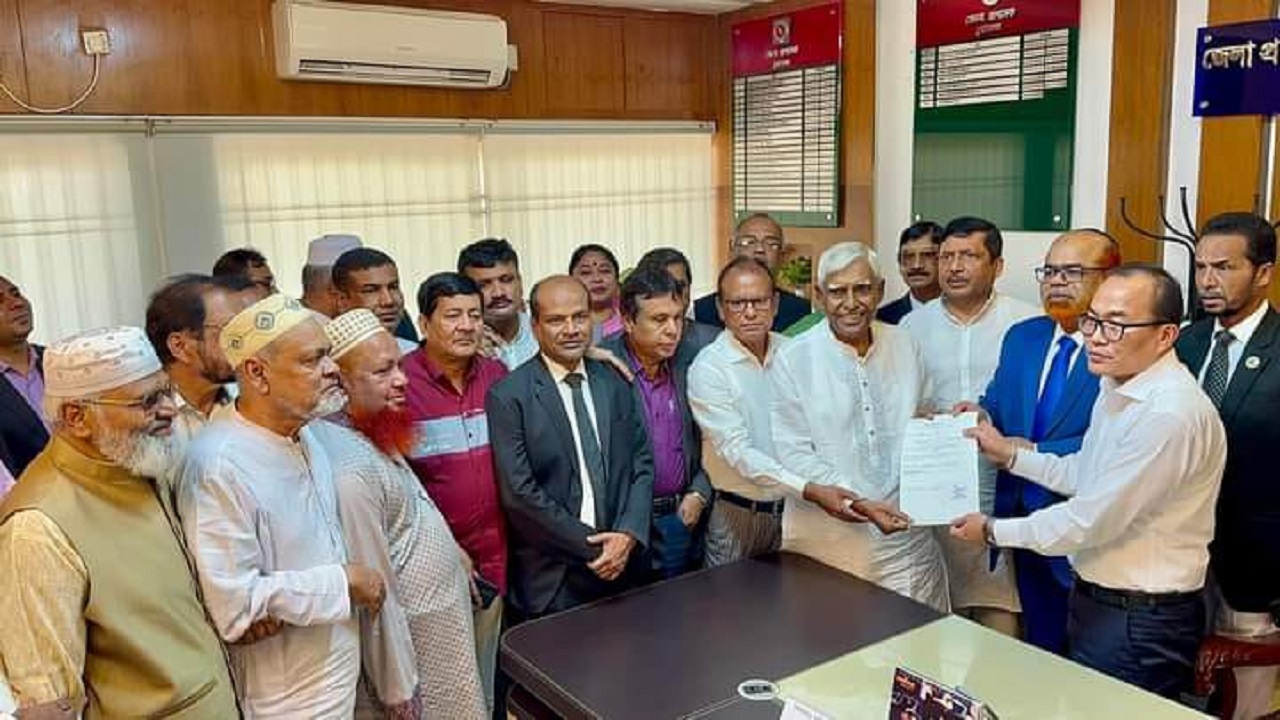 মনোনয়নপত্র জমা দিচ্ছেন সোলায়মান হক জোয়ার্দ্দার। ছবি : কালবেলা