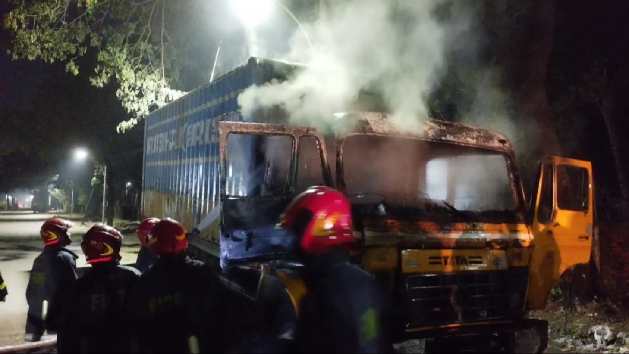 কাভার্ডভ্যানের আগুন নেভাচ্ছে ফায়ার সার্ভিস। ছবি : কালবেলা